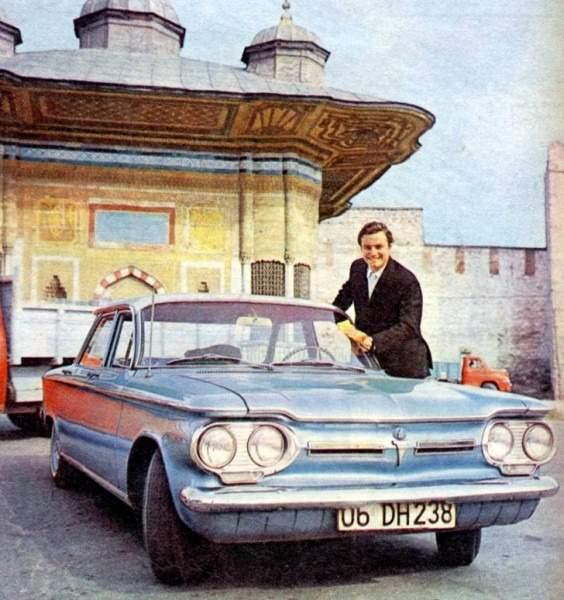 <p><strong>Ediz Hun, “06 DH 238” plakalı 1960 model Chevrolet Corvair Catalina’sıyla birlikte…<br />
<br />
​</strong>Sanatçı, saatte 130 km hız yapabilen bu arabayı, 1966 yılında 41.000 TL’ye satın almıştı.</p>
