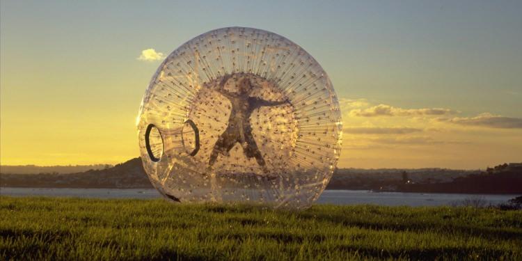 <p><strong>Zorbing: Baş döndürücü top</strong></p>
