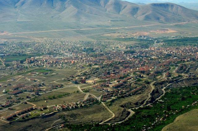<p><strong>Niğde</strong></p>

<p>2015 nüfusu: 346.114 kişi.</p>

<p>2016 nüfusu: 351.468 kişi.</p>

<p>Değişim(%): 1,54</p>
