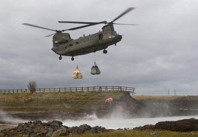 <p>CH-47F Chinook'un altındaki kanca gövdesinin dışında da yük taşıyabilmesini sağlıyor.</p>
<p> </p>