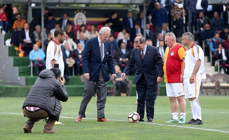 <p>Sayın başkanıma, yönetim kuruluna tek tek teşekkür ediyorum. Tüm Galatasaray camiasına teşekkür ediyorum. Tüm ülkede bizi destekleyenlere, tüm Galatasaraylılara teşekkür ediyorum. En büyük teşekkürü de o gün sahada aslanlar gibi mücadele eden oyuncularıma ediyorum. Bizi buraya çıkaran onların büyük mücadeledir. Gözlerinden öpüyorum; esas aktörler onlardır " ifadelerini kullandı.</p>
