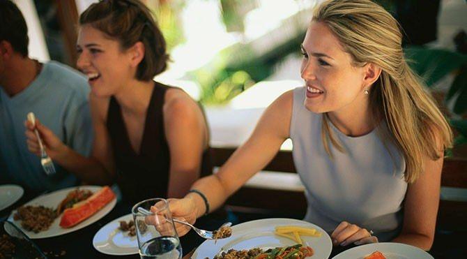 <p><strong>Gerçekte olan</strong></p>

<p>Yemek yerken daha dikkatli olacağınız için ister istemez daha az yemek yemiş olursunuz. Bu yöntemde etkilidir.</p>
