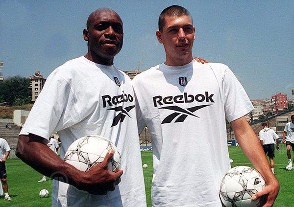 <p>Beşiktaş'ın kalecileri Shorunmu ve Fevzi (1999)</p>