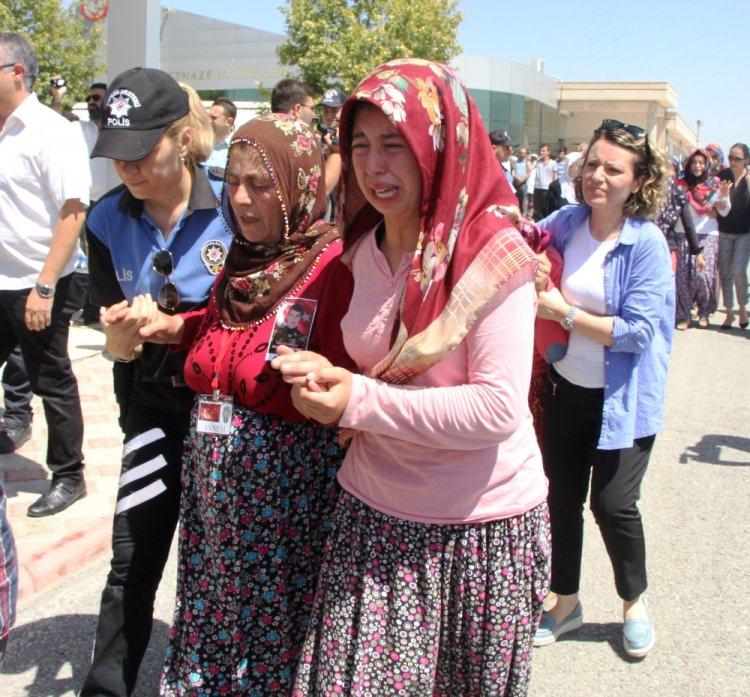 <p><strong>İzmir şehidini uğurladı</strong></p>

<p><br />
Sarayburnu açıklarında yük gemisiyle çarpıştıktan sonra alabora olan Sahil Güvenlik botundan yaralı olarak kurtarılan, ancak kaldırıldığı hastanade şehit olan 21 yaşındaki er Sinan Göktaş için İzmir'de cenaze töreni düzenlendi. Babası geçen Aralık ayında yaşamını yitiren şehidin annesi ve kardeşleri gözyaşlarına boğuldu.</p>
