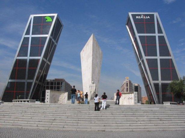 <p>The Puerta de Europa towers (Madrid, Spain)</p>
