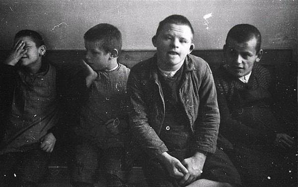 <p>Program, Almanya ve Almanya ’nın işgal ettiği yerlerdeki hastanelerde bulunan engelli insanların, gizli kapaklı bir şekilde öldürülmesi amacına dayanıyordu ve Nazi Almanyası ’nın ilk toplu katliam politikasıydı. </p>