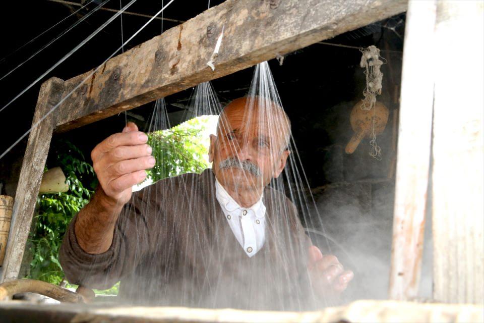 <p>Ne kahvesi vardır, ne gezmesi, sadece çalışır. En güzel şekilde bizlere bu işi öğretti ve biz de onun gibi severek bu işi 6. kuşak olarak devam ettireceğiz." dedi.</p>
