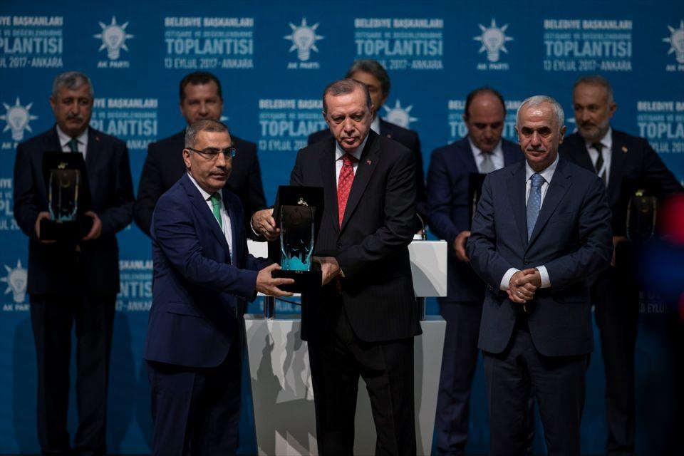 <p>Adana'nın Yüreğir Belediye Başkanı Mahmut Çelikcan ödül aldı.</p>