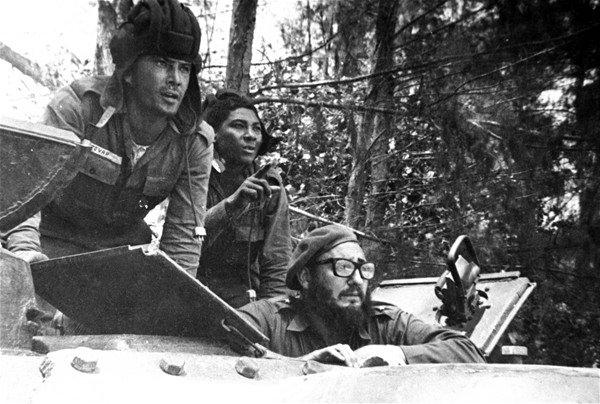 <p>2 Aralık 1956 tarihinde, Küba'ya dönen grup, donanma tarafından yok edildi ancak, Fidel Castro ve Che kaçmayı başararak dağlarda saklanmaya başladılar.</p>
<p> </p>