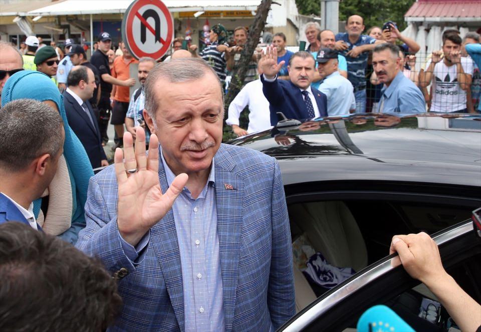 <p>İncelemelerinin ardından karayoluyla gümrük kapısından ayrılan Cumhurbaşkanı Erdoğan, Kemalpaşa beldesinde kendisini bekleyen vatandaşlarla aracından inerek sohbet etti ve hatıra fotoğrafı çektirdi.</p>