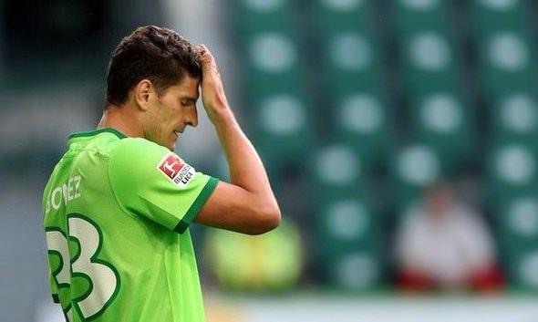 <p>Mario Gomez - Wolfsburg<br />
<br />
15 lig maçında bir maç dışında 90 dakika oynadı, sadece 4 gol atabildi. Beşiktaş ile gol kralı olarak bitirdiği sezonun çok gerisinde.</p>
