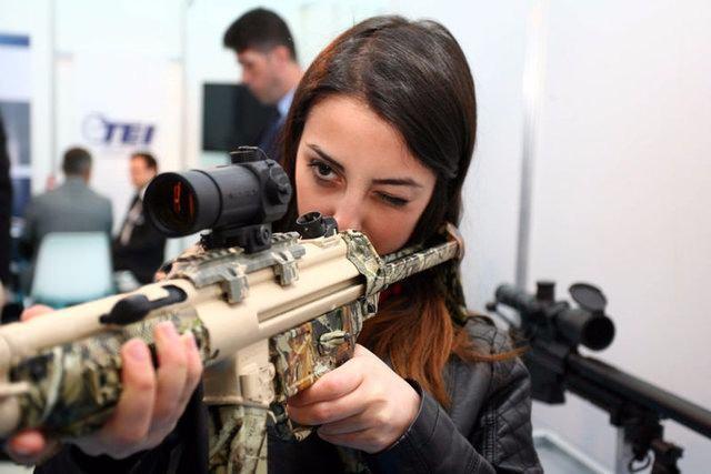 <p>"Geçmişte patenti Almanlar'a ait G3'lerin üretimini de yaptık ama patent onlarda olduğu için tüfekte yapılacak bir değişiklikte onlara söylemek zorundaydık ancak MPT-76 bizim, yani milli üretim, patenti de bizde. Kullanıcı, bu silahla alakalı herhangi bir olumsuzluğa kapılırsa biz onu fabrikada anında değiştirebiliriz...</p>
<p> </p>