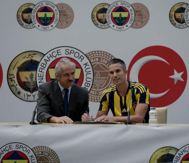 <p>Fenerbahçe'nin yeni transferi Robin Van Persie, Şükrü Saraçoğlu'nda binlerce taraftarın önünde imzayı attı.</p>

<p> </p>

