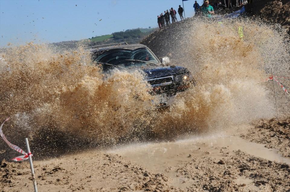 <p>Osmaniye'nin Kadirli ilçesinin düşman işgalinden kurtuluş etkinlikleri kapsamında düzenlenen off-road yarışlarında, 17 ilden gelen özel tasarlanmış 102 arazi aracı, 4 kategoride yarıştı.</p>
<p> </p>