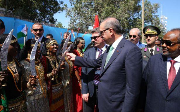 <p>Bu sırada Cibutililer ise Erdoğan’a yoğun sevgi gösterisinde bulundu. Erdoğan daha sonra bir süre daha yürüdü ve Cibuti Meclisi’ne hareket etti.</p>
