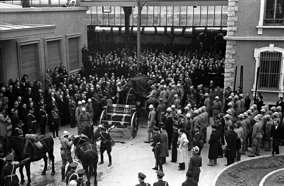 <p>Atatürk'ün cenazesi, 20 Kasım 1938'de Atatürk'ün naaşı Ankara İstasyonu'nda özel trenden alınarak Meclis'e götürülmek üzere top arabasına konuldu.</p>
