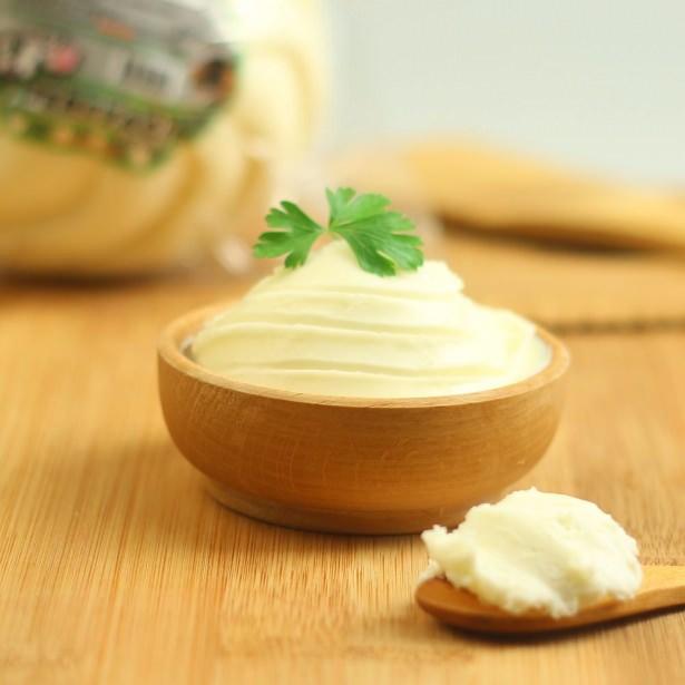 <p>Abdullah Bin Büsr ve kardeşinden (ra):</p>

<p>"Peygamber (asm) bizim yanımıza girdi, kendisine tereyağı ile hurma ikram ettik. Tereyağı ile hurmayı pek severdi." (Ebu Davud) </p>
