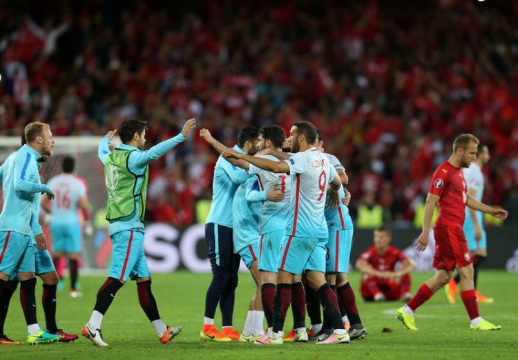 <p>"Tufan Türkiye'yi umutlandırdı" başlığını kullanan Kicker dergisi de Türkiye'nin, gruplardan çıkma şansını koruduğunu belirtti. Ozan Tufan'ın ikinci golü atmasının ne kadar önemli olduğunun diğer gruplara bakıldığında anlaşabileceğine işaret edilen haberde, bu golle ay-yıldızlı ekibin en iyi üçüncülük yarışında Arnavutluk'u geride bıraktığı kaydedildi.</p>
