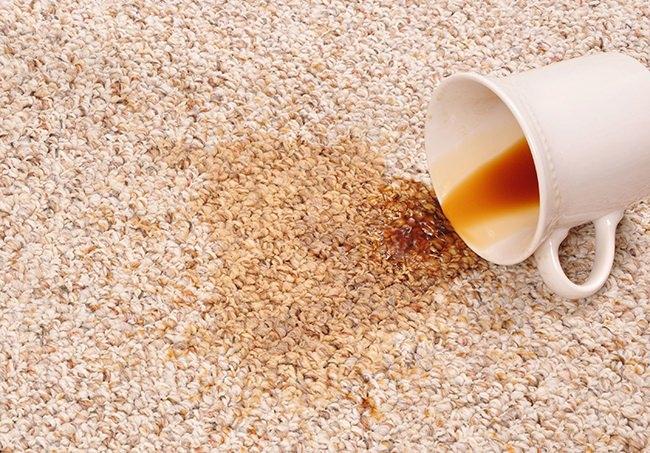<p>6- <strong>Çay lekesi:</strong><br />
Pamuklu ve yünlülerde: leke taze ise, ılık suya batırılmışbir bezle ovulur.<br />
Eskimiş ise, içine limon suyu katılmış ılık suda ıslatılmışbir pamuk parçası ile silinir.Ilık su ile çalkalanır.</p>
