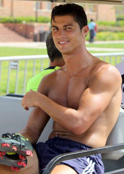 <p>CRISTIANO RONALDO</p>
<p>''Messi zeki, İbrahimoviç güçlü, Beckham yakışıklı diye seviliyorlar. Ben ise sevilmiyorum çünkü bunların hepsi bende var. "</p>