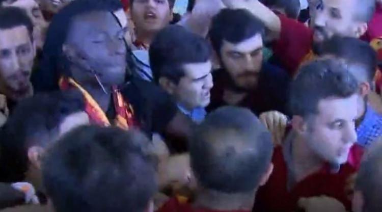 <p>Siyahi golcü refleksle elini kaldırdığı anda ise güneş gözlüğü yüzünden fırladı</p>
