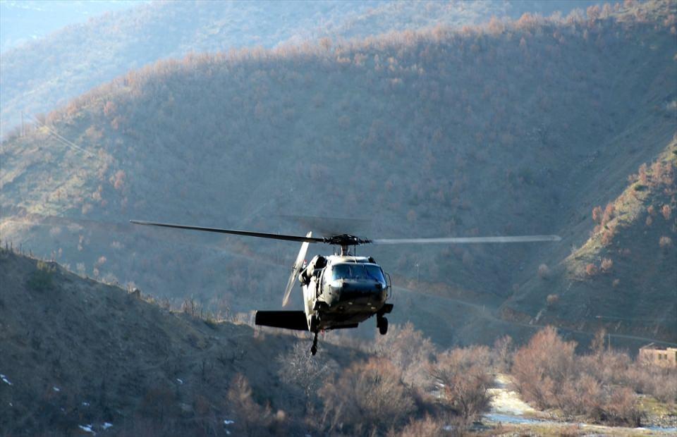 <p>Vali Çınar, Bitlis Jandarma Bölge Komutanı Tuğgeneral Fuat Güney, İl Jandarma Komutanı Albay Mustafa Gezer ve İl Emniyet Müdürü Fatih Kaya ile Çeltikli Jandarma Karakolundaki askerleri ziyaret etti.</p>