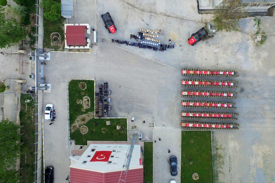 <p>Vali ve Büyükşehir Belediye Başkan Vekili İbrahim Taşyapan, törende yaptığı konuşmada, karşısında dimdik, eğitim almış, genç bir güvenlik korucusu ordusu gördüğünü söyledi.</p>

<p> </p>

<p> </p>
