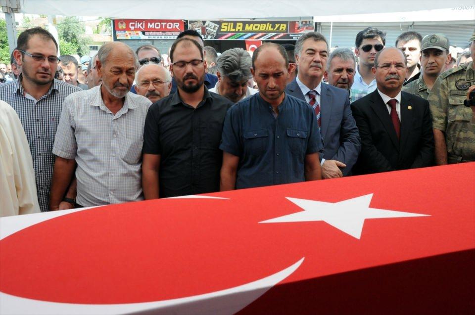 <p>Van'ın Çaldıran ilçesinin Tendürek Dağı bölgesinde güvenlik güçlerince yürütülen operasyonlarda, terör örgütü PKK militanları ile çıkan çatışmada şehit düşen Astsubay Üstçavuş Suat Petek'in (36) cenazesi, memleketi Osmaniye'nin Kadirli ilçesinde toprağa verildi. Törende, şehidin annesi Elif (sol 2) ve kardeşi Oğuzhan (sağ 2) Helvacı'yı yakınları teskin etmeye çalıştı.</p>
