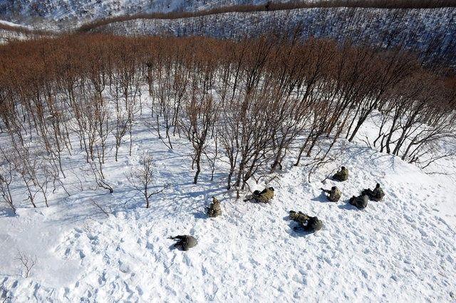 <p>Kar kalınlığının yer yer 2 metreyi bulduğu bölgede devam eden operasyon kapsamında arama tarama faaliyeti yürüten güvenlik güçleri, 24 Şubat'ta bir grup teröristle karşılaştı.</p>
<p> </p>