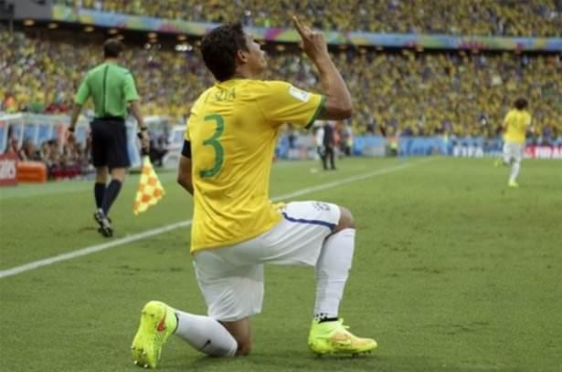 <p>Yarı final ve 3.lük maçında toplam 10 gol yemesine karşın, Brezilya'nın savunmacıları Thiago Silva da rüya takım kadrosuna seçildi.</p>