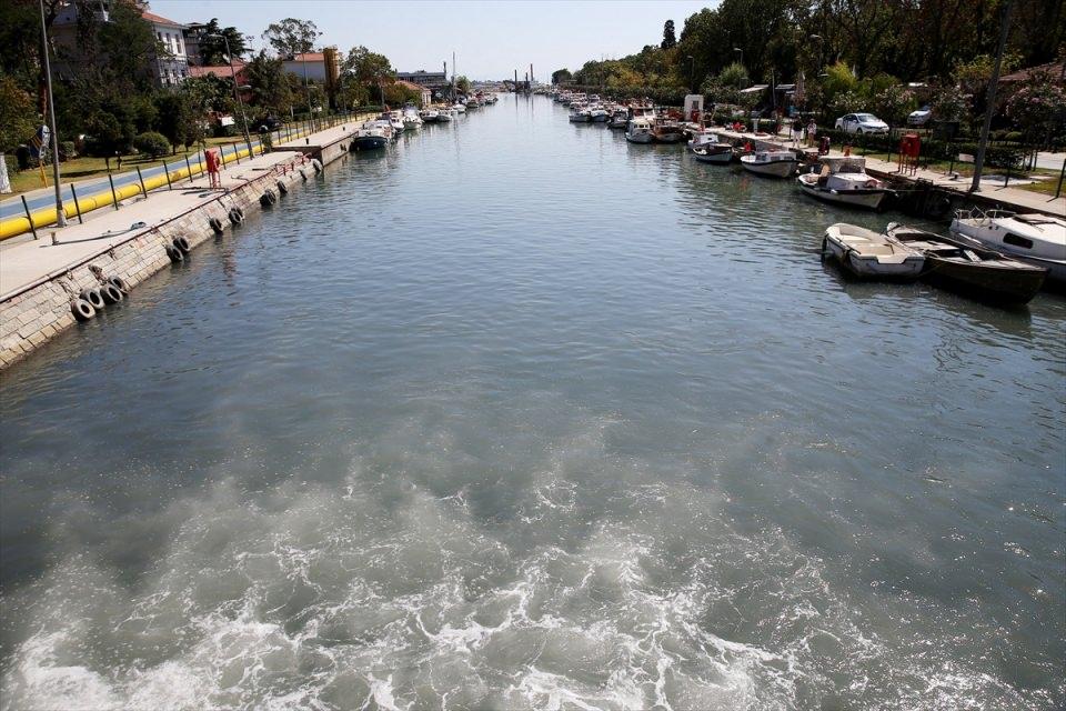 <p><strong>Bu, maliyeti çok yüksek, zor ve uzun süreli çalışmaydı" </strong></p>

<p>Kurbağalıdere ile ilgili zaman zaman tezviratlar da yapıldığını dile getiren Topbaş, sözlerini şöyle sürdürdü: </p>

<p>"Kendi dönemlerinde hiçbir şey yapmamalarına rağmen kalkıp burayı eleştirmeye çalıştılar. Bunları hep gözlemledik, gördük. Geçmişte hiç müdahale etmemiş olanlar, bütün atıkları buraya bağlatanlar gelip buralarda gösteri yaptı, siyasi söylemlerde bulundu. Ama bugüne kadar Kurbağalıdere'de 'Ne yaptınız, kaç çivi çaktınız?' diye sorsanız, hiçbir karşılığını alamazsınız. Sayın Cumhurbaşkanımızın döneminde başlatılan çalışmalar, şu anda sona gelmektedir. Bugün çok şükür Kurbağalıdere'de büyük bir mesafe aldık. Kurbağalıdere'de son aşamaya geldik."</p>

