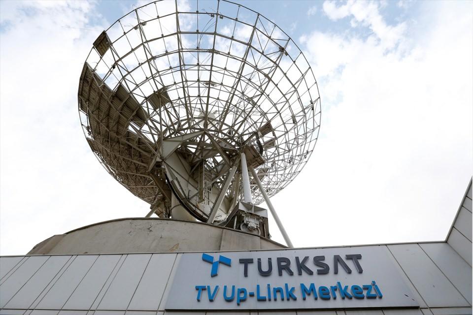 <p>Daha sonra iki helikopterin ışıksız olarak Türksat’a yaklaştığı haberi geliyor. Polis tarafından halk kampüsten uzaklaştırılıyor. Polis Özel Harekat gerekli düzeni alıyor. İki silahlı helikopter tarafından özellikle binamız, antenlerimiz, muhtemelen uçak bombalarıyla vatanın, milletin vergileriyle oluşturulan ve ulusal egemenlik haklarının korunmasına yönelik çok ciddi bir görevi olan Türksat imha edilmeye çalışılıyor." </p>