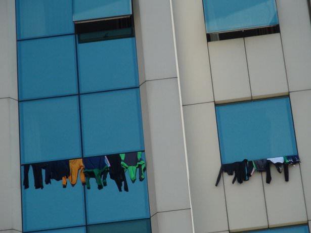 <p>Taksim Meydanı Sıraselviler Caddesi girişinde bulunan 10 katlı bir otelin 5'inci katında pencerelere asılan kıyafetler ilginç görüntüler oluşturdu. Bir süre pencerede asılı kalan camaşırlar daha sonra turist olduğu tahmin edilen kadınlar tarafından toplandı.</p>
