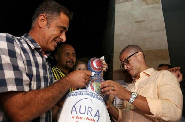 <p>Bir Fenerbahçe taraftarının kendisi için su kapağından yaptığı sarı-lacivert renklerle donatılan, üstünde Fenerbahçe logosu bulunan abajuru kabul eden Alex'in duygulandığı gözlendi.</p>
