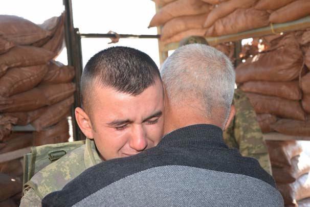 <p>Osmaniye'nin Sumbas ilçesinde yaşayan Zeynep ve Ali Özmetli çifti, Şırnak'ın Uludere ilçesine bağlı Ballı köyünde Irak sınırının sıfır noktasında bulunan 23. Piyade Sınır Tümeni 48. Hudut Tugayı 4. Hudut Taburu 2. Hudut Bölük Komutanlığına bağlı Altıntepe Hudut Karakolu'nda vatani görevini yapan çocukları Bayram Özmetli ile kendilerini buluşturması için Sumbas Kaymakamı Ömer Coşkun'a başvurdu. Kaymakam Coşkun, 23. Tümen Komutanlığı ile görüşerek aileyi uçakla Adana’dan Şırnak’a gönderdi.</p>
