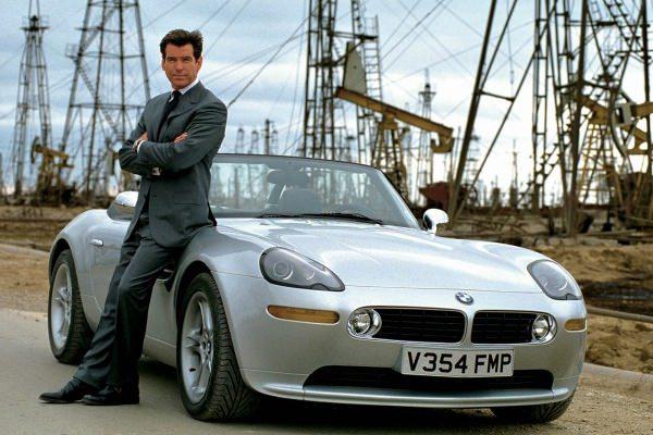 <p><strong>19- Dünya Yetmez (1999)</strong><br />
James Bond, BMW'den vazgeçmiyor ve The World is Not Enough filminde BMW Z8 E52'yi tercih ediyor.</p>
<p> </p>