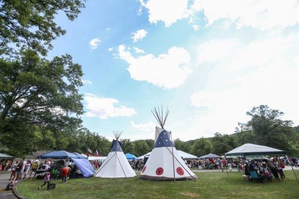<p>New York'un 90 km kuzeyindeki Bear Mountain Eyalet Parkı'nda bu yıl 25'incisi ger&ccedil;ekleştirilen 'Geleneksel Pow Wow Festivali'ne New York eyaletinde yaşayan y&uuml;zlerce Kızılderili katıldı. &Ccedil;ok sayıda turistin de izlemeye geldiği etkinlikte y&ouml;resel kıyafetler giyen Kızılderililer, geleneksel dans g&ouml;sterileri sundu.</p>

<p>&nbsp;</p>
