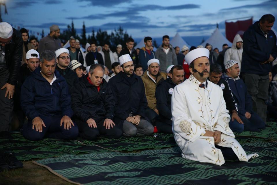 <p>Çanakkale Zaferi'nin 101. yılı etkinlikleri kapsamında, Gençlik ve Spor Bakanlığınca 81 ilde eş zamanlı düzenlenen "57. Alay Vefa Yürüyüşü" Erzurum'da yüzlerce kişinin katılımıyla gerçekleştirildi.</p>
<p> </p>