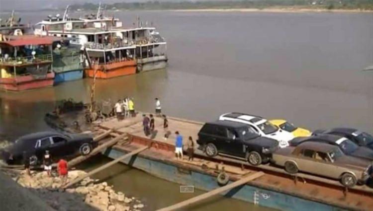 <p>Otomobiller, kara ile deniz aracının arasına koyulan tahtaların üzerinden geçiriliyor.</p>
