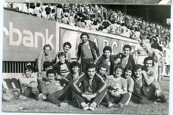 <p>Recep Tayyip Erdoğan İETT Futbol Takımı ile birlikte İnönü Stadı'nda (1977)</p>
