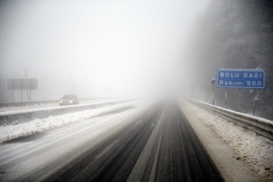 <p>Türkiye baharı beklerken kışa geri dönüyor. Meteoroloji 28 il için kuvvetli kar uyarısı yaptı.</p>

<p> </p>
