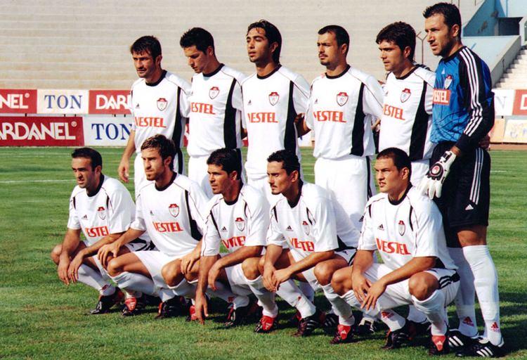 <p>VESTEL MANİSASPOR 2004-2005</p>
<p>Soldan sağa</p>
<p><strong>Ayaktakiler:</strong> Cafer Aydın, Hakan Balta, Kenan Aslanoğlu, Özgür Vurur, Vedat İnceefe, Akın Sinan Dağdelen.</p>
<p><strong>Oturanlar:</strong> Coşkun Birdal, Uğur İnceman, Nezir Narin, İnanç Gültekin, Soner Sakarya.</p>
