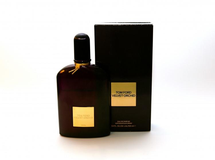 <p><strong>Tom Ford Black Orchid EDP</strong></p>

<p><strong>Tepe noktası:</strong> Taze bergamot, siyah kuşüzümü, black truffle ve ylang ylang</p>

<p><strong>Kalp noktası:</strong> Lotus çiçeği ve siyah orkide</p>

<p><strong>Dip noktası:</strong> Paçuli, tütsü, vitiver ve vanilya</p>

<p>544,99 TL (100 ml)</p>
