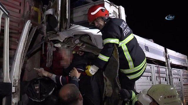 <p>İtfaiye ekiplerinin, sıkışan ayağını kurtarmaya çalıştıkları sürücü ise çalışmaları yapan ekipten parası ve telefonunun bulunmasını istedi.</p>
<p> </p>