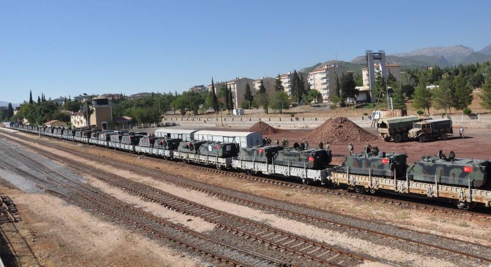<p> 15 Temmuz’daki darbe girişimi sonrası şehir dışına taşınmasına karar verilen Maltepe’de konuşlu 2’nci Zırhlı Tugay Komutanlığı General Nurettin Baransel Kışlası’ndan 43 Zırhlı Personel Taşıyıcı (ZPT), 2 askeri araç, 2 zırhlı araç kurtarıcı ile 180 personel demiryoluyla İslahiye'ye ulaştı. </p>