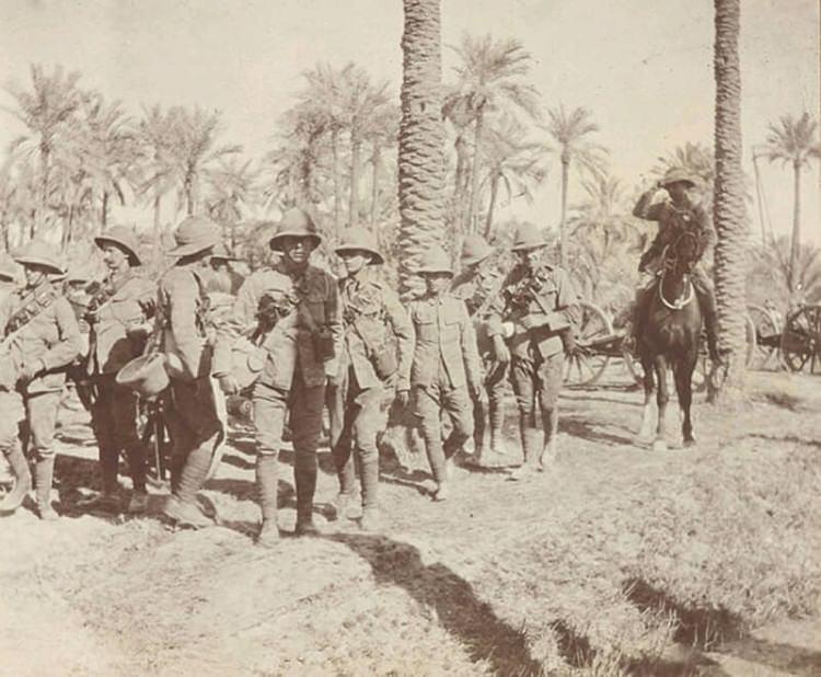 <p><span style="color:#FFA07A"><strong>6 Ocak 1916</strong></span>'da Şeyh Saad Muharabesi'nde 4 bin askerini kaybeden İngilizler'in Kut'û kurtarma girişimi başarısız oldu.<br />
<br />
Nurettin Paşa, komutayı Halil Bey'e devretti.</p>