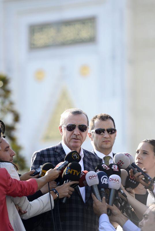 <p><strong><span style="color:rgb(255, 215, 0)">Erdoğan şunları s&ouml;yledi;</span><br />
<br />
Milletimizin Ramazan Bayramı'nı tebrik ediyorum. T&uuml;m İslam d&uuml;nyasının barışına vesile olmasını temenni ediyorum. Hamdolsun herahngi bir sıkıntı yaşamadan oru&ccedil;larımızı tuttuk. Şartlar itibariyle yaz mevsimi olmasına rağmen gayet kolaylıkla ge&ccedil;irdiğimiz bir sınav oldu. &Uuml;lkemizin birliğine beraberliğine kast edenler var.</strong></p>
