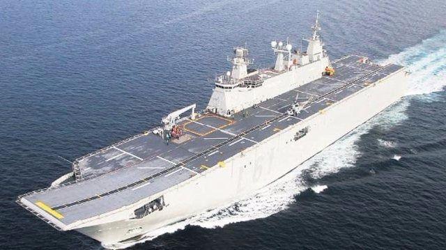 <p>225 metre uzunluğunda tasarlanan TCG Anadolu, pek çok açıdan ilkleri barındıracak. Savaş helikopterleri ve savaş uçakları için yeniden dizayn edilen pisti, 12 derecelik eğimle daha elverişli hale getirildi. Böylece gemiye F35B sınıfı, 5. Nesil av ve bombardıman uçakları da inebilecek.</p>
<p> </p>