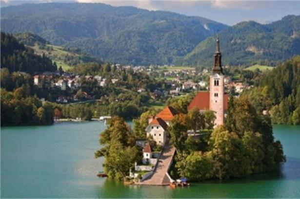 <p>10- Slovenya</p>

<p>Kişi başına yıllık asgari ücret: 15.677 dolar</p>
