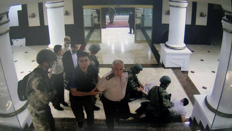 <p>15 Temmuz gecesi Genelkurmay ikinci başkanı Orgeneral Yaşar Güler(Ortada) darbeci askerler tarafından böyle götürüldü. Elleri arkadan bağlanarak komutan katına çıkarıldı. Güler götürülürken yerde Kara Kuvvetleri Kurmay Başkanı Orgeneral İhsan Uyar(Yerde Kapıya yakın) elleri arkadan bağlandı.<br />
<br />
<span style="color:#DAA520"><strong>Kaynak: HaberTürk</strong></span></p>
